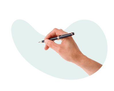 Человеческая рука держит ручку, чтобы подписаться на получение финансовых новостей на портале comperia.kz