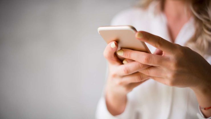 Женщина в телефоне смотрит онлайн, какие последствия ей ожидать после просрочки микрокредита