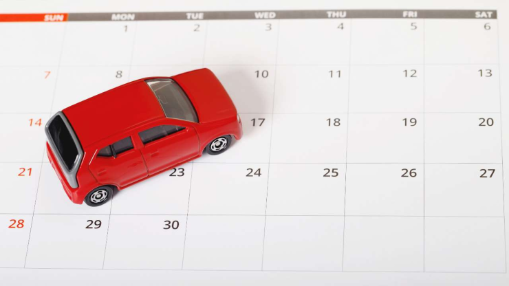 Изображение красного автомобиля на календаре, символизирующее быстрое оформление машины в кредит без первоначального взноса