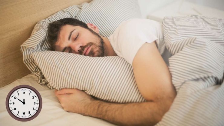 Мужчина спит в почти 12 дня, потому что у него трудовой отпуск и он может себе это позволить