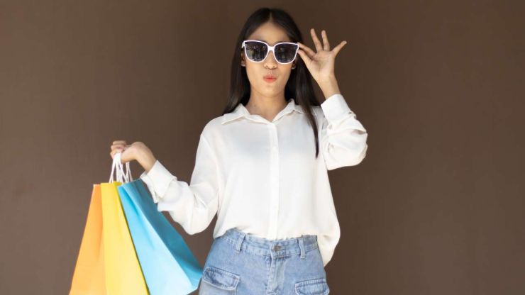 Девушка с покупками в руках: можно ли купить счастье в супермаркете со скидкой