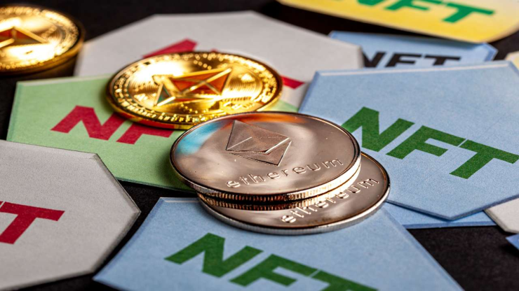 Монеты Ethereum и символы NFT на темном фоне как концепция цифровых финансовых активов