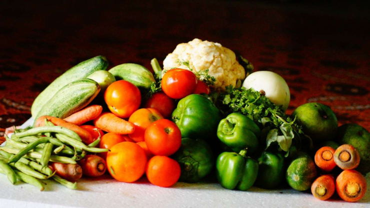 Разнообразные овощи на столе как выбор здорового питания в феврале 2024 года