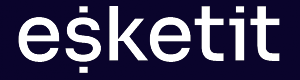 Логотип Esketit.com маленькими белыми буквами в черном прямоугольники, над и под буквой S расположена точка