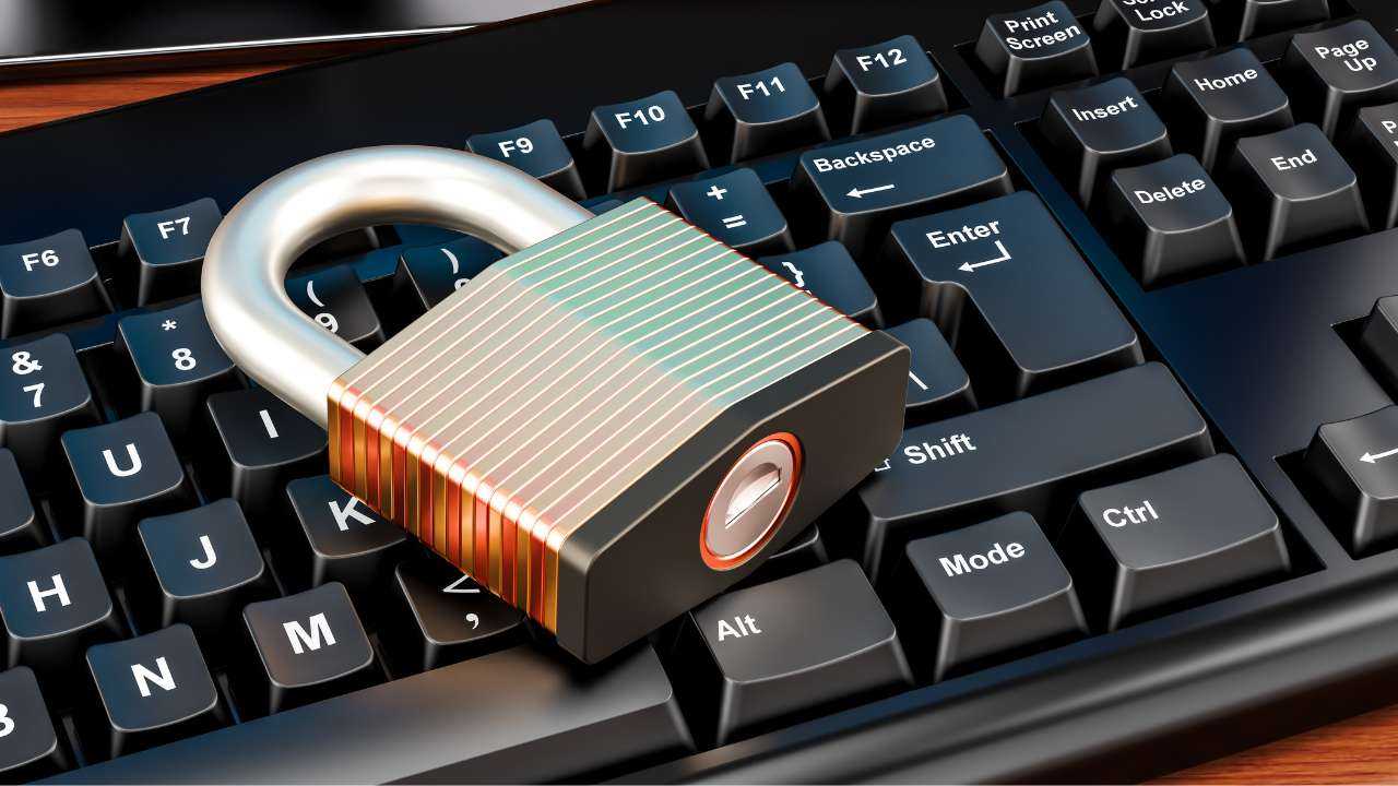 Черная клавиатура, на которой лежит замок как символ эффективных способов защиты информации в интернете