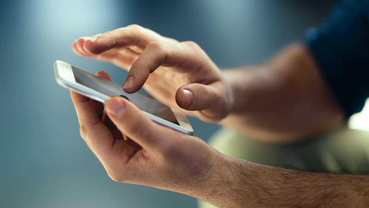 Мужчина в интернете через телефон ищет, где получить кредит без отказа в ближайшие несколько минут