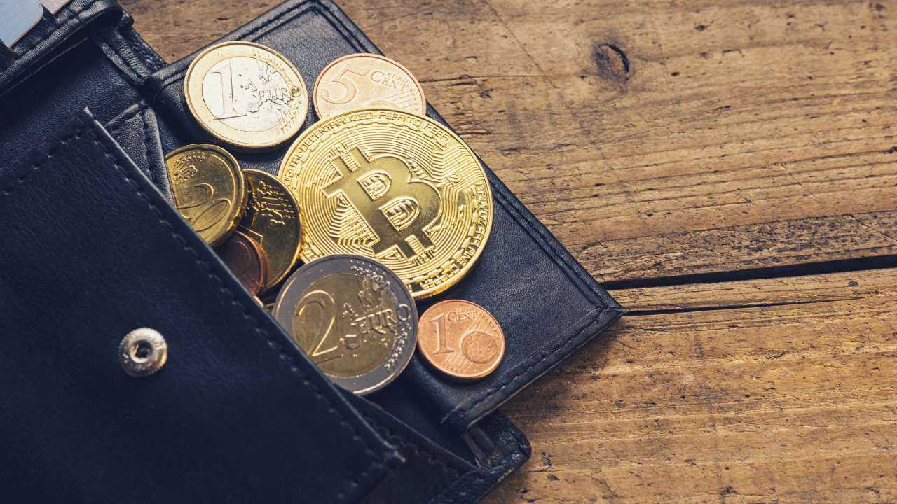 Кошелек с монетами и золотой биткойн, символизирующий обширные виды электронных денег